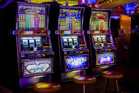slots bet မြန်မာ ကစားသမား mobile ဖြင့် ငါးပစ်ဂိမ်း Wave Money ငွေသွင်းကာ ကစားနေသောမြင်ကွင်း