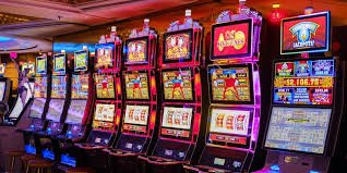 မြန်မာ ကစားသမား မိုဘိုင်းဖုန်းဖြင့် slots bet ငွေသွင်းနေသည့် မြင်ကွင်း