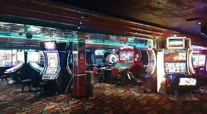 slots bet မြန်မာ ကစားသမား Wave Money ဖြင့် ငွေသွင်းနှင့် ငွေထုတ် လုပ်နေသောမြင်ကွင်း